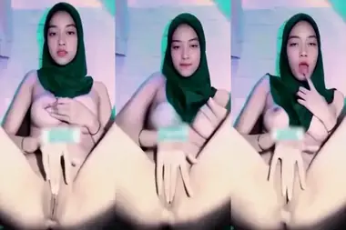 Bokep Hijab Sarah Colmek Basah Gaya Solo Intens Lumer HD